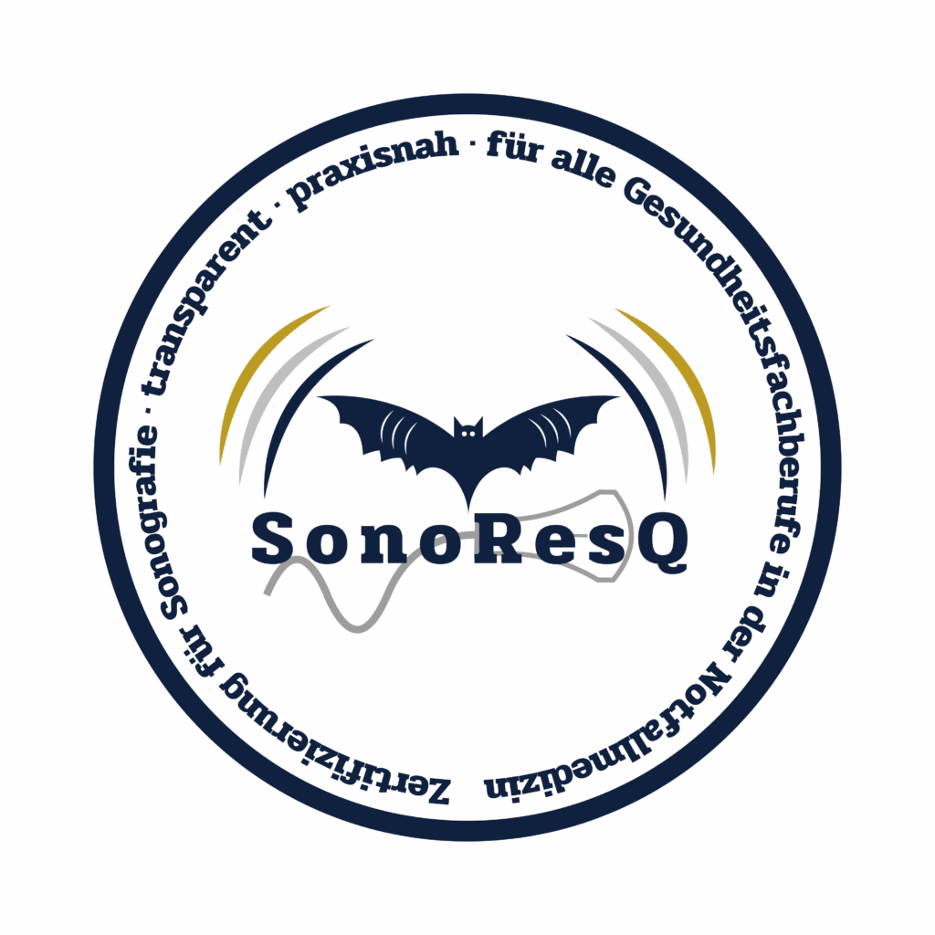 Patch-Logo von SonoResQ, in der Mitte das typische SonoResQ Logo mit Fledermaus und blau-silber-goldenen angedeuteten Schallwellen. Ein Kreis drum in blau. Im Kreis steht zudem Zertifizierung für Sonografie - transparent - praxisnah - für alle Gesundheitsfachberufe in der Notfallmedizin